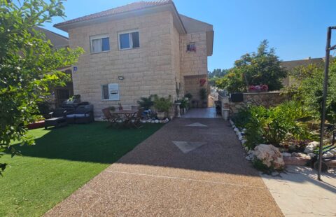 למכירה בנווה אורנים:בית פרטי+יחידת דיור