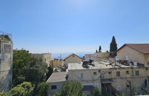 למכירה דירת גג משופצת עם זכויות בנייה